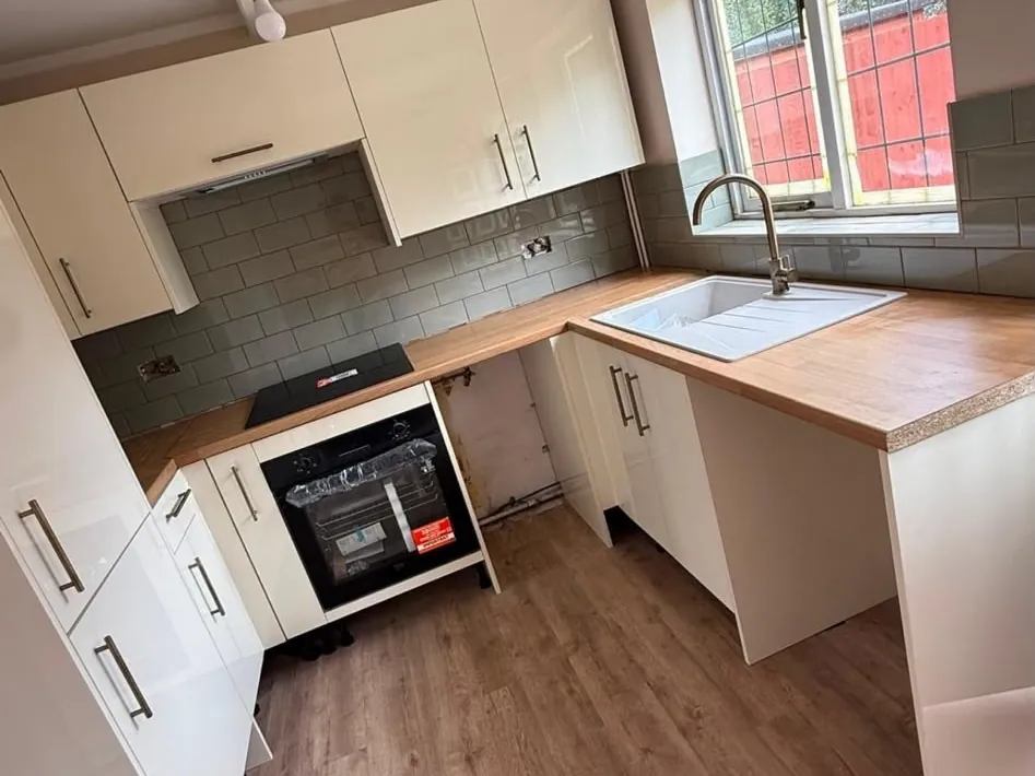 Fitted kitchen and finished floor